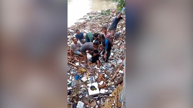 Viral! Seorang Remaja Ditemukan Tersangkut di Tumpukan Sampah Sungai Deli