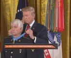 Ahli medik Amerika Syarikat dianugerahan 'medal of honour' oleh Donald Trump
