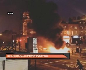 Penunjuk perasaan bertempur dengan polis