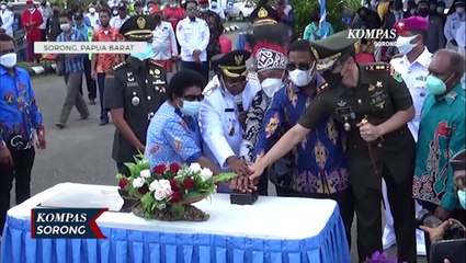 Patung Pendeta Domine Eduard Osok Di Bandara Perindah Wajah Kota Sorong