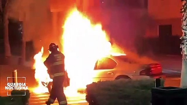 Hombre de la tercera edad, quedó atrapado en su vehículo en llamas luego de un choque