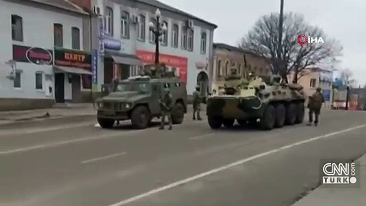 Ukrayna'da halk Rus tankının önünü keserek milli marş okudu