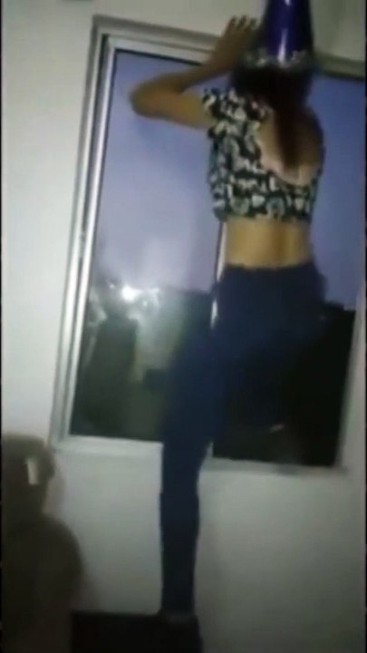 Pencerede Twerk Yaparken Aşağı Düşen Kadın