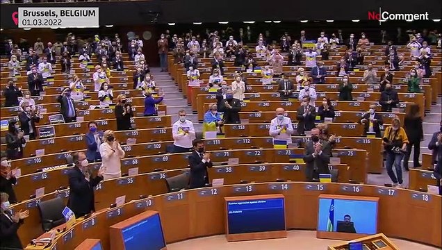 بدون تعليق: تصفيق حار ووقوف جماعي بعد كلمة زيلينسكي في البرلمان الأوروبي