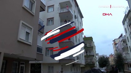 Antalya'da bornozuyla balkonda mahsur kaldı, kurtulunca böyle zafer pozu verdi