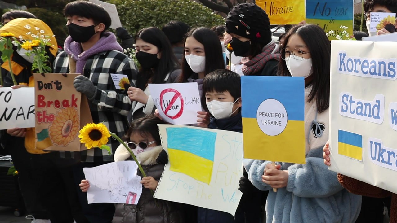 주한 러 대사관서 "침공 중단하라" 집회...양국 국화 나눠주기도 / YTN