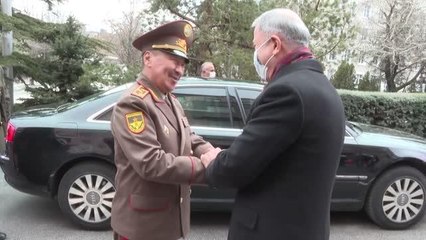 Son dakika haber... Bakan Akar, Kırgızistan Savunma Bakanı Bekbolotov ile görüştü
