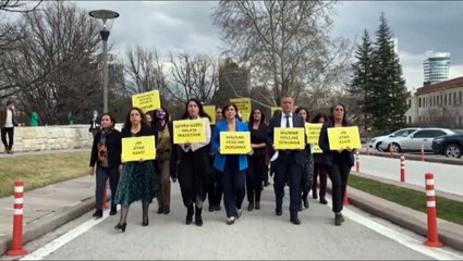 HDP milletvekillerinden Meclis bahçesinde Semra Güzel için dövizli protesto