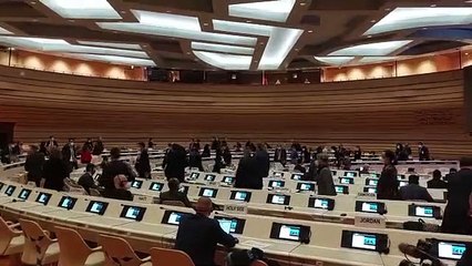 Diplomatici lasciano l'aula mentre parla il ministro degli Esteri russo Lavrov