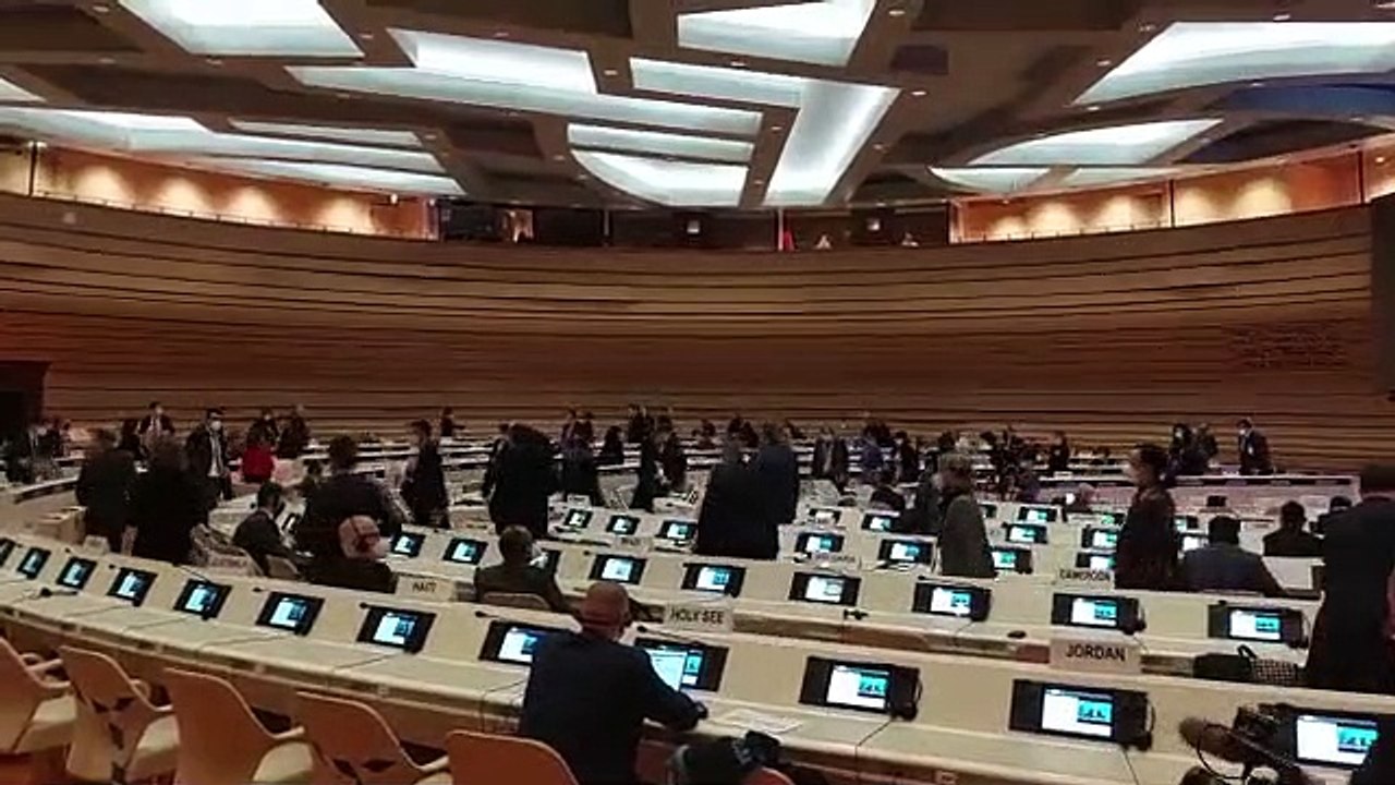 Diplomatici lasciano l'aula mentre parla il ministro degli Esteri russo Lavrov