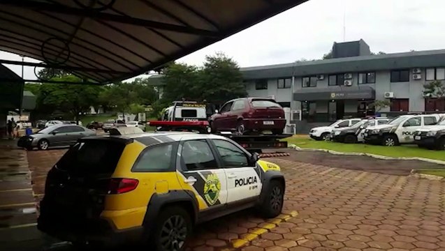 Homens com carro furtado se envolvem em acidente no Cascavel Velho e abandonam veículo