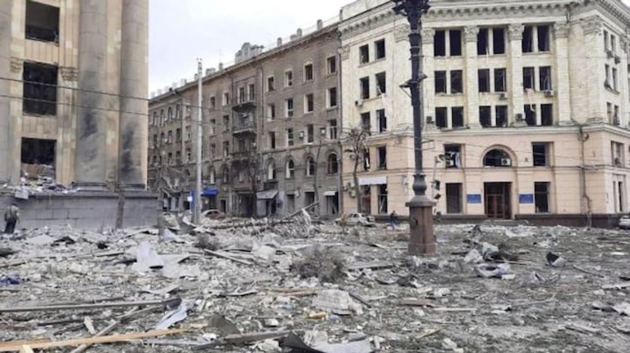 Russia targets administrative building in Khark...