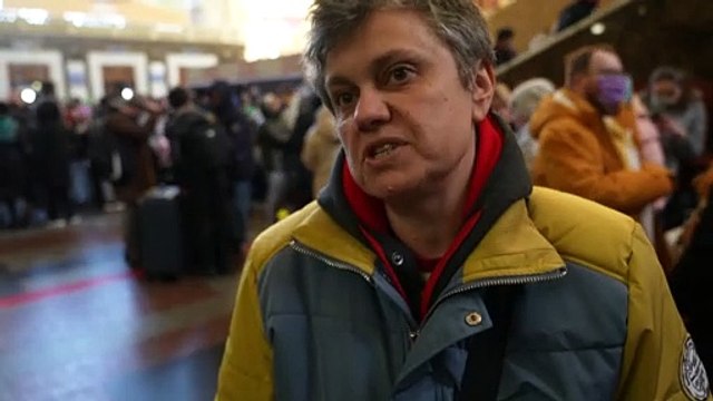 Miles de ucranianos tratan de salir de Kiev huyendo de la guerra