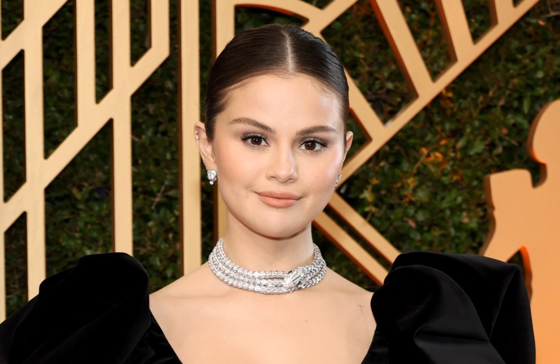 セレーナ・ゴメス、全米映画俳優組合賞の式典で靴のトラブル