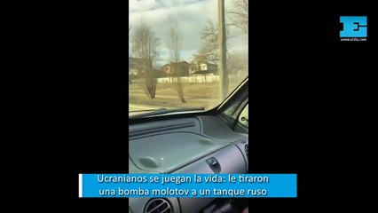 Civiles ucranianos se juegan la vida: le tiraron una bomba molotov a un tanque ruso