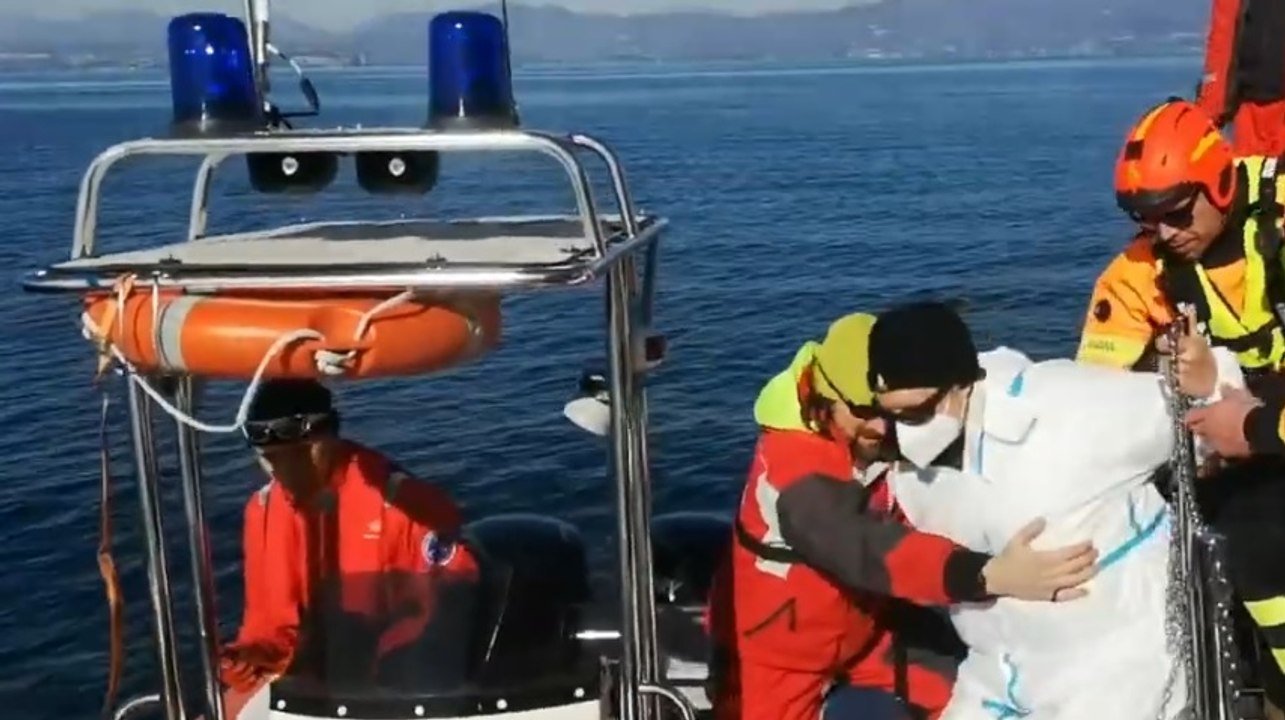 Verona - "Traghetto in fiamme", addestramento dei Vigili del Fuoco sul Lago di Garda (01.03.22)