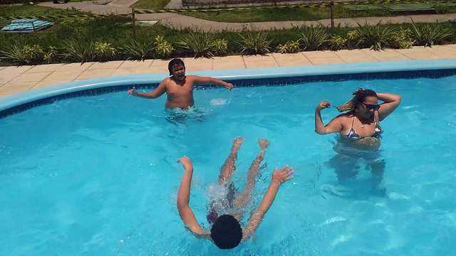 FERNANDA, THÁBATTA, OSMILTON E RAPHAELL NA PISCINA DO CONDOMÍNIO CUPE-RESERVA IPOJUCA 01-03-2022.