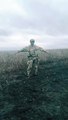 Soldado ucraniano baila en para que sus dos pequeñas hijas sepan que sigue vivo