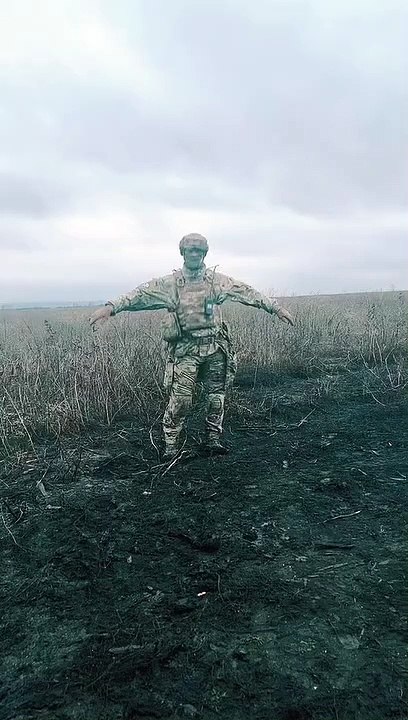 Soldado ucraniano baila en para que sus dos pequeñas hijas sepan que sigue vivo