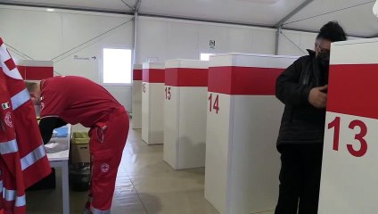 In fila per il primo giorno di Novavax: "Non siamo no vax, finalmente riavremo una vita normale"