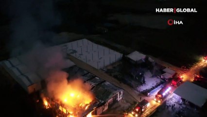 Bursa'nın Nilüfer ilçesinde alevlere teslim olan fabrikada peş peşe patlama meydana geldi