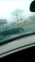 Un conducteur fait n'importe quoi sur la route... Complètement fou