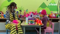 Des clowns pour faire sourire les enfants non évacuables de l'hôpital de Kiev