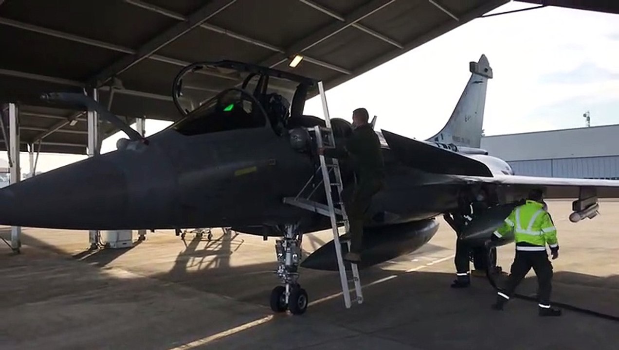 Départ d'une patrouille de Rafales de l'armée de l'air de la base aérienne 118 de Mont de Marsan dans les Landes vers la frontière polonaise.