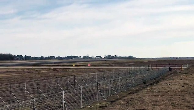 Départ d'une patrouille de Rafales de l'armée de l'air de la base aérienne 118 de Mont de Marsan dans les Landes vers la frontière polonaise.