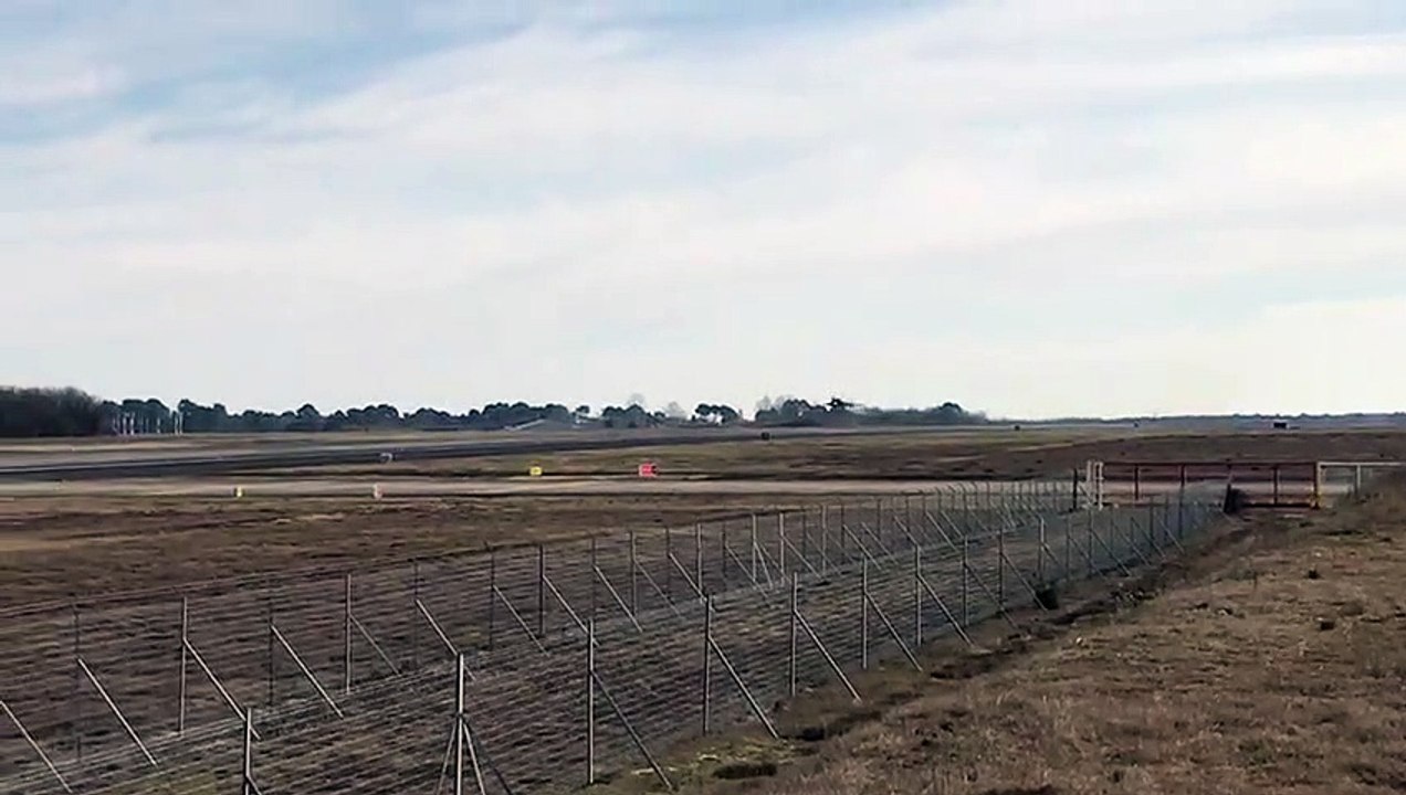 Départ d'une patrouille de Rafales de l'armée de l'air de la base aérienne 118 de Mont de Marsan dans les Landes vers la frontière polonaise.