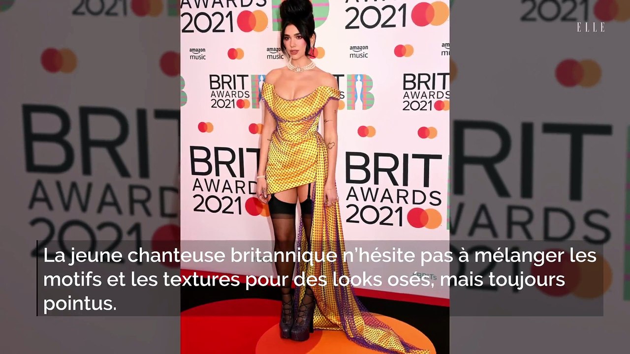 Dua Lipa adopte la parfaite petite robe noire