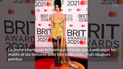 Dua Lipa adopte la parfaite petite robe noire