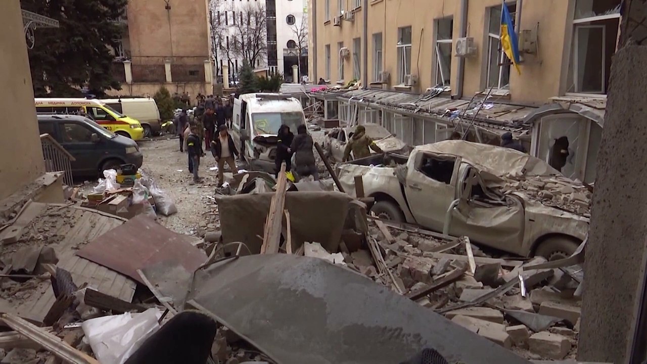 Krieg in der Ukraine: Verheerende Angriffe in Charkiw und Kiew