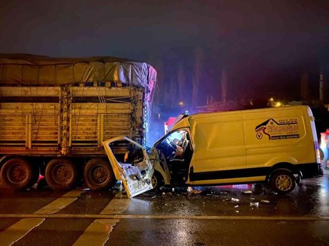 Tıra arkadan çarpan ve hurdaya dönen kamyonette 3 kişi yaralandı