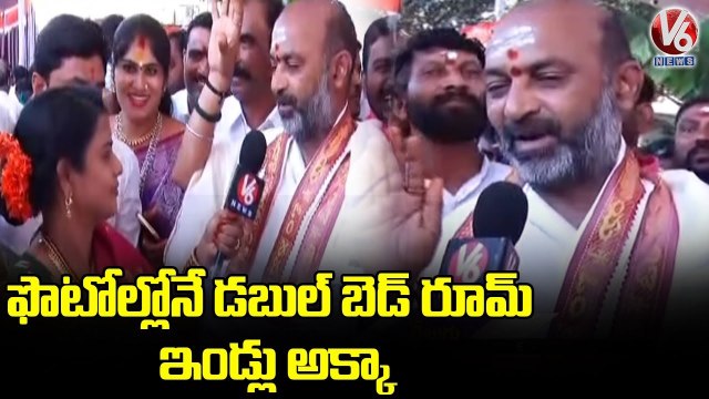 Teenmaar Chandravva Interacts with BJP Chief Bandi Sanjay _ Vemulawada Temple _ V6 News