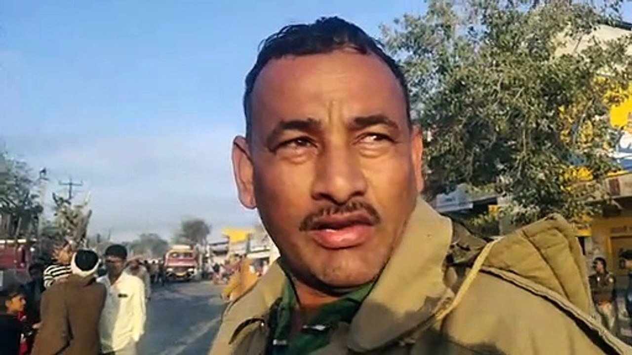 आबादी में भभकी तेल फैक्ट्री, पांच घंटे में पाया काबू, ताला तोड़ चौकीदार को बचाया