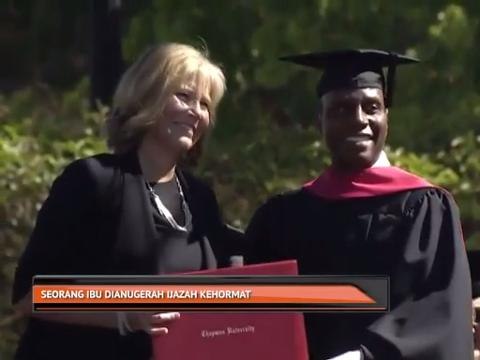 Seorang ibu dianugerah Ijazah Kehormat