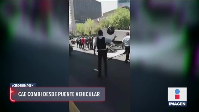 Combi cae de puente vehicular en carriles centrales de Periférico Norte