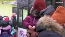 بدون تعليق: عائلات أوكرانية تودع أحبتها في المحطات بسبب الحرب