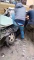 Rus tankının ezdiği sivil araçtaki Ukraynalıyı böyle kurtarmaya çalıştılar