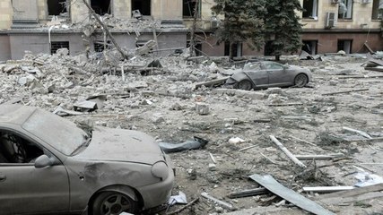 Ukrainians take up arms to fight Russian soldiers