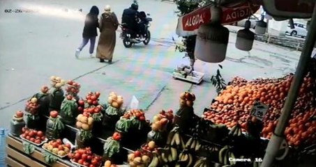 Motosikletli kapkaççılar Esenyurt'ta çaldı, Üsküdar'da sattı... Hırsızlık anları kamerada