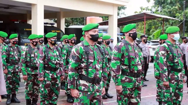 Pak Sudarto, Relawan penambal Jalan Mendapat Penghargaan Dari Kapolres Grobogan