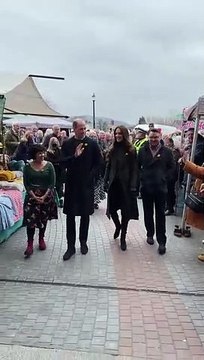 Guillermo y Kate se dan un baño de masas en Gales
