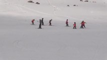 Maddi durumu iyi olmayan ailelerin yetenekli çocukları kayak sporuna kazandırılıyor