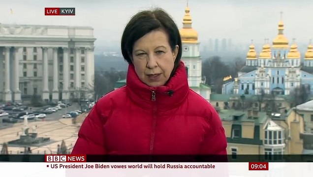 CCTV shows tanks and Russian military vehicles cross Ukraine border - BBC News