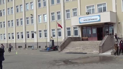 Harçlıklarıyla aldıkları mamalarla köpekleri beslediler