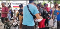 #migrantes de la #caravana #migrante de #honduras y #haiti reciben #ayuda #comida #alimento en la #frontera #tapachula #chiapas #migracion #inm #comar