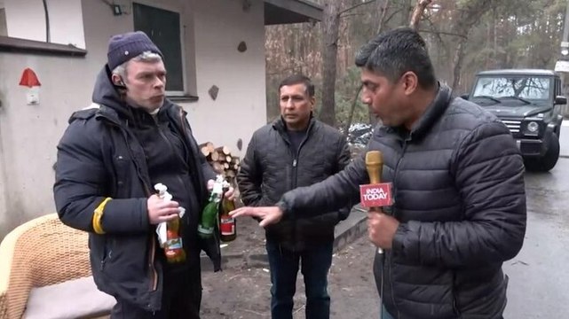 Locals make petrol bombs at checkpoint in Kyiv, say ‘won’t let Russian troops cross barricades’