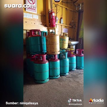 Viral! Seorang Emak-emak Angkat 4 Tabung Sendiri Tanpa Bantuan, Aksinya Tuai Decak Kagum Warganet